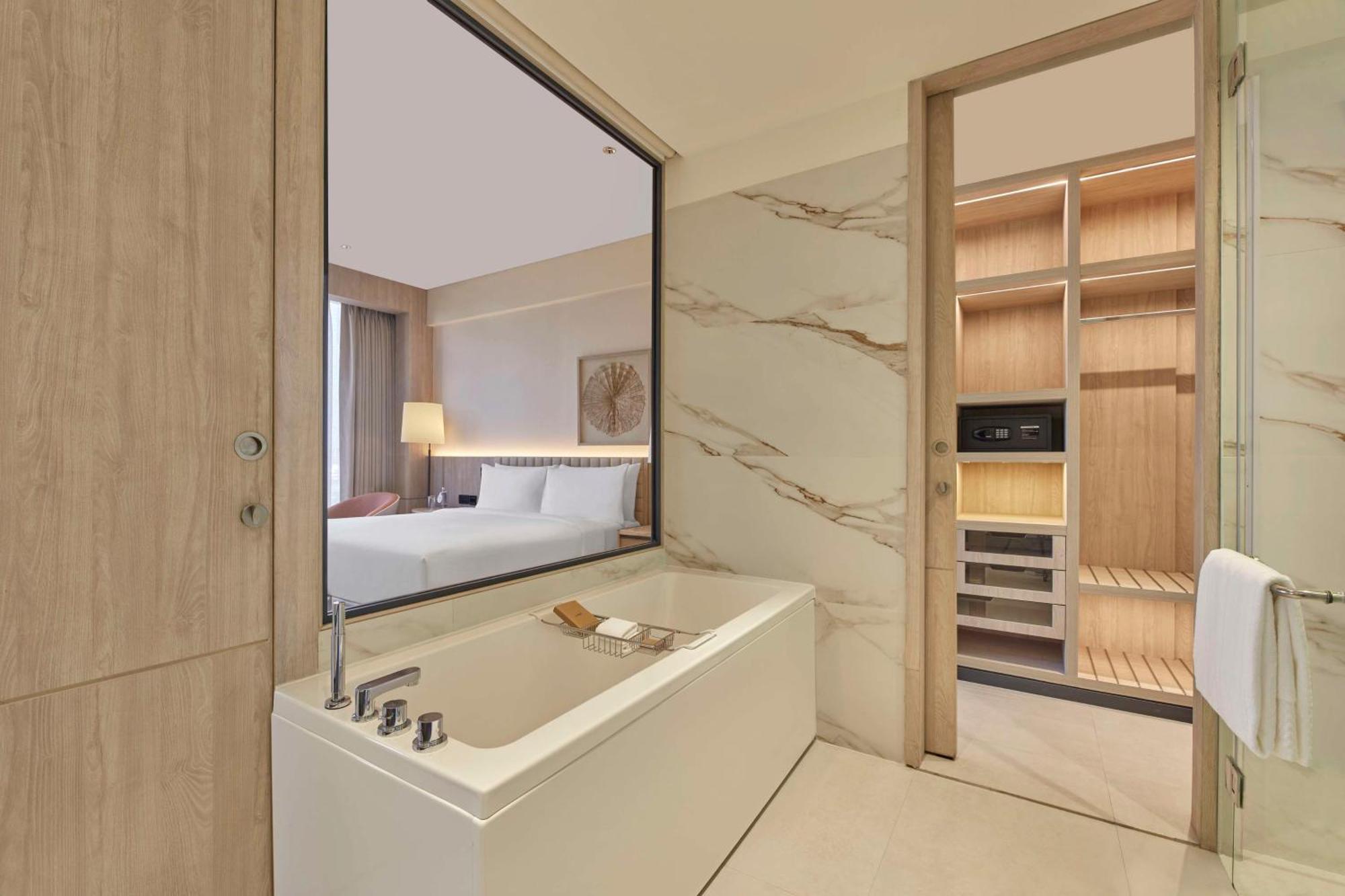 Hilton Gurugram Baani City Centre Gurgaon Dış mekan fotoğraf
